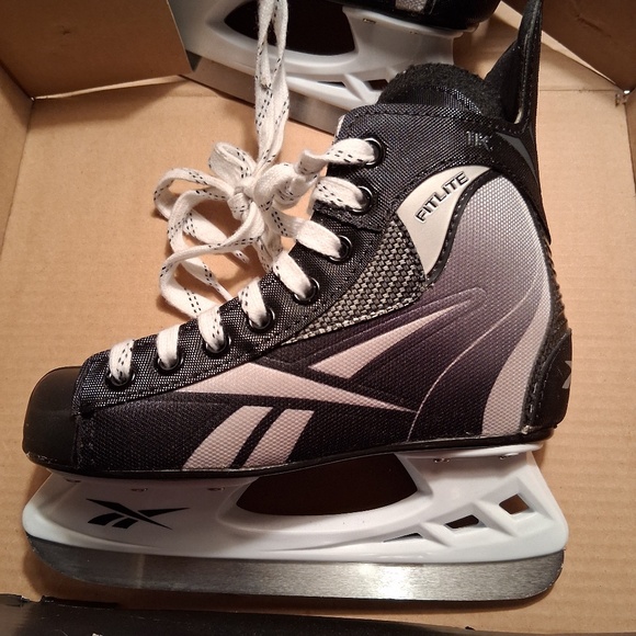 Boy's Reebok Ice Skates, Junior Size 2 D - Picture 6 of 12